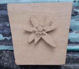 Sculpture-en-pierre-fleur-bordeaux