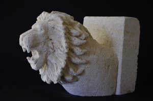 Sculpture-en-pierre-tete-de-lion